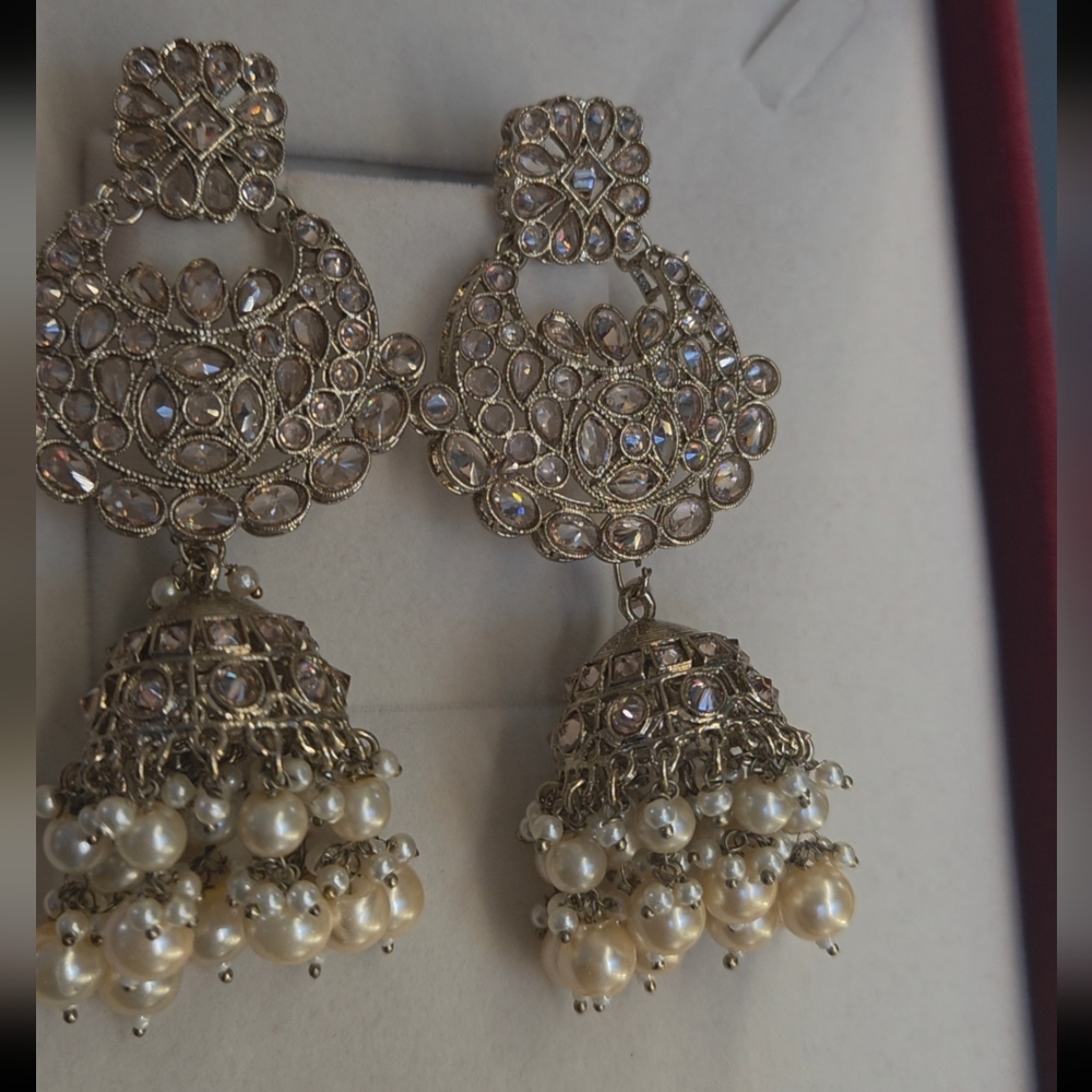 Elegant Gold and Pearl Necklace And Dangle Earrings